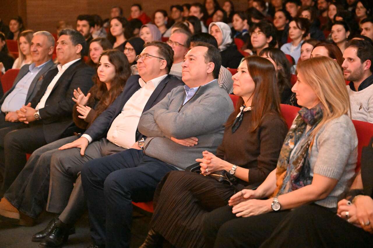 “Şiddetli Geçimsizlik” ilk kez Manisa’da sahnelendi 4